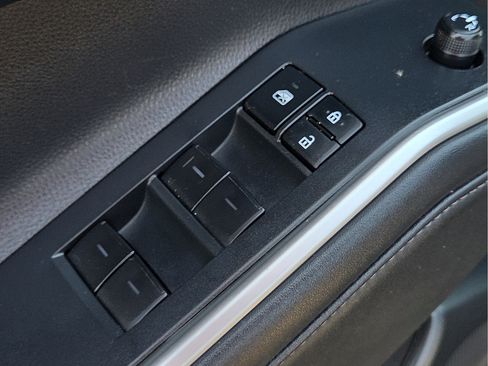 Used 2022 Toyota Highlander XLE AWD/4WD image 14