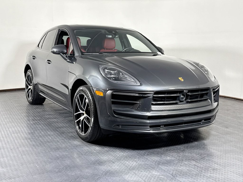Certified 2025 Porsche Macan AWD/4WD image 9