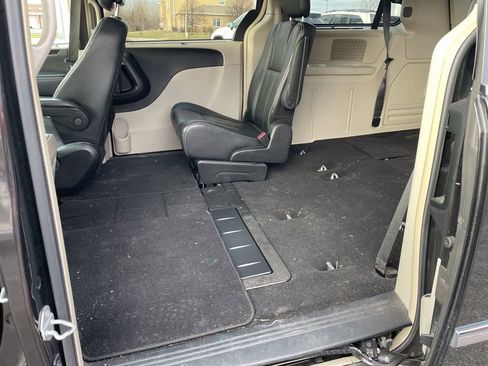 Used 2014 Chrysler Town & Country Touring image 26