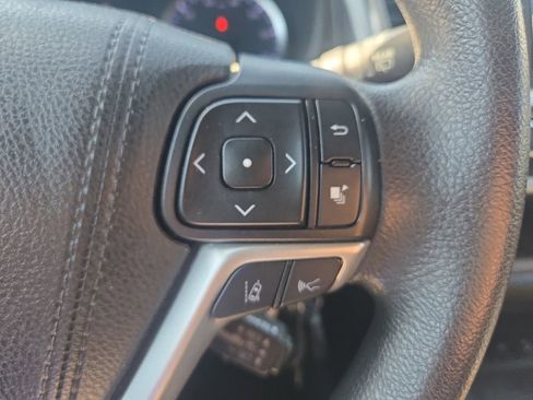 Used 2019 Toyota Highlander LE AWD/4WD image 16
