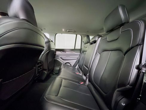 Used 2023 Jeep Grand Cherokee Limited w/ Luxury Tech Group II image 28