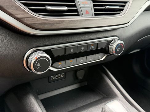 Used 2025 Nissan Altima 2.5 SV FWD image 17