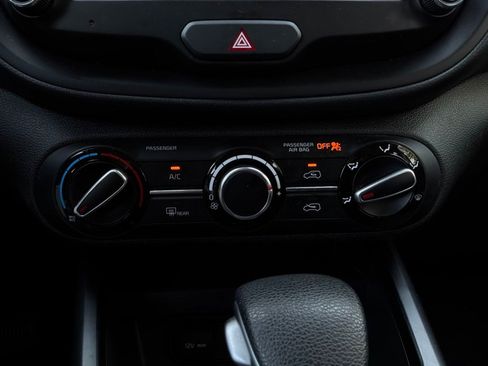 Used 2025 Kia Soul LX w/ LX Technology Package FWD image 25