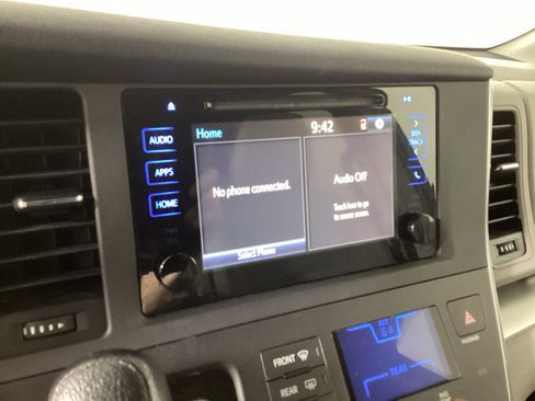 Used 2015 Toyota Sienna LE image 33