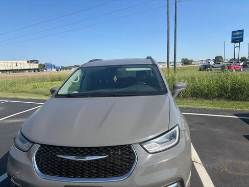 Used 2022 Chrysler Pacifica Touring-L FWD image 3