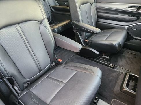 Certified 2024 Jeep Wagoneer Series II AWD/4WD image 33