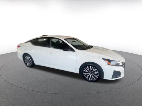 Used 2026 Nissan Altima 2.5 SV FWD image 2