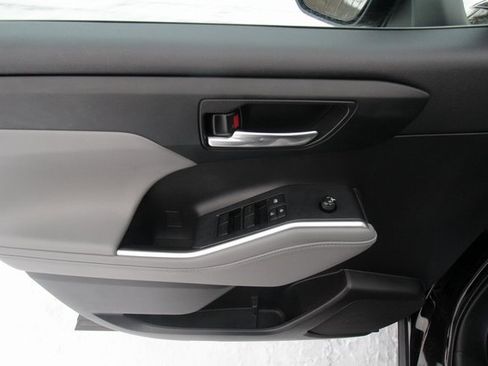 Used 2022 Toyota Highlander XLE image 17