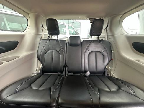 Used 2024 Chrysler Pacifica Touring-L image 23