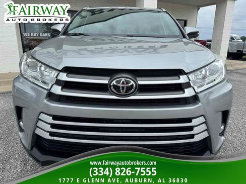 Used 2019 Toyota Highlander XLE FWD image 3