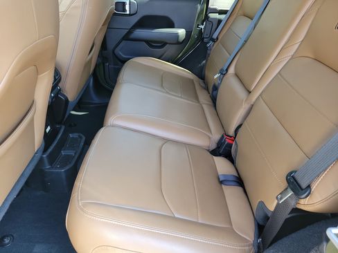 Used 2022 Jeep Wrangler Unlimited Sahara w/ Cold Weather Group AWD/4WD image 12