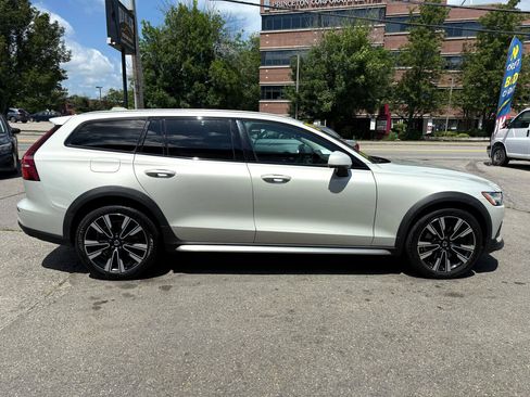 Used 2020 Volvo V60 T5 Cross Country image 7