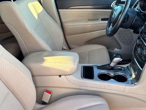 Used 2022 Jeep Grand Cherokee Laredo E image 12