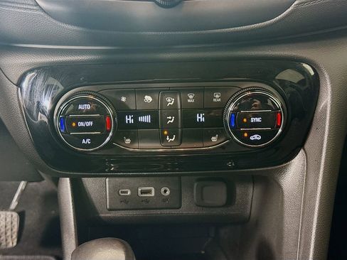 Used 2022 Buick Encore GX Essence image 16