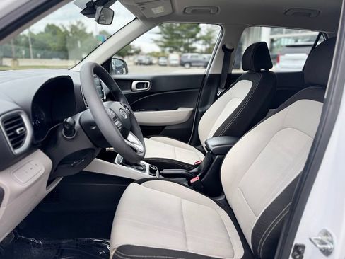 Used 2020 Hyundai Venue SEL FWD image 16