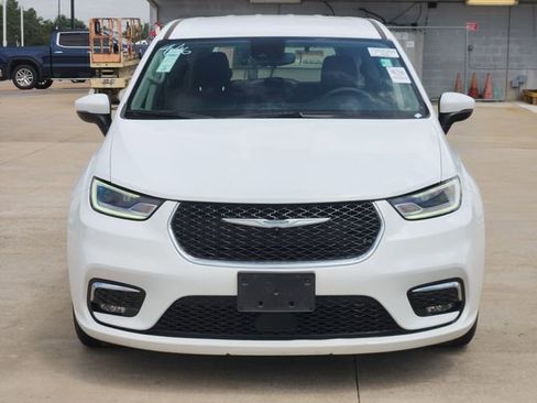 Used 2023 Chrysler Pacifica Touring-L FWD image 2