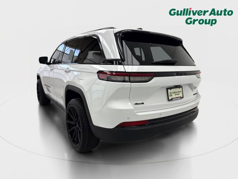 Used 2025 Jeep Grand Cherokee Limited w/ Black Appearance Package AWD/4WD image 4