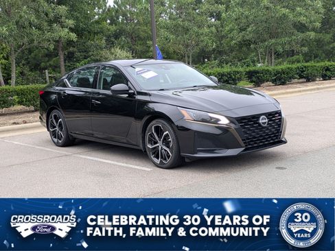 Used 2024 Nissan Altima 2.5 SR w/ SR Premium Package FWD image 1