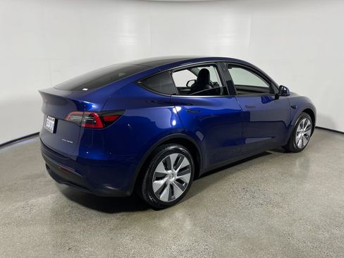 Used 2023 Tesla Model Y AWD image 3