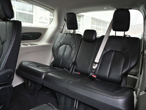 Used 2023 Chrysler Pacifica Touring-L image 14