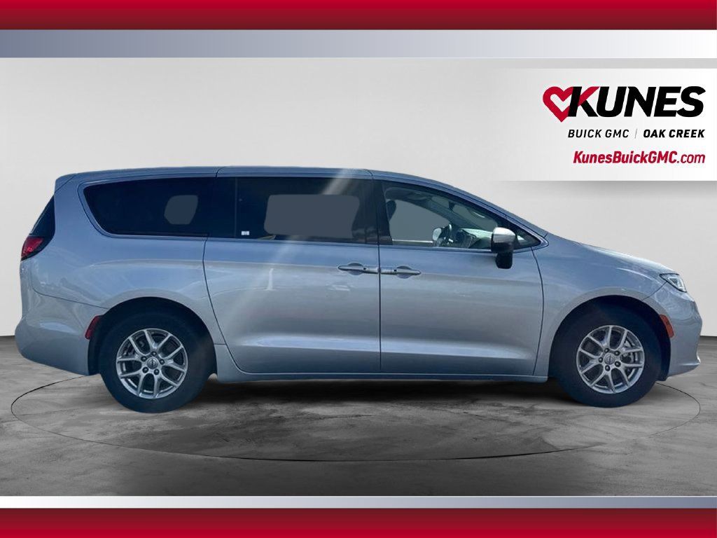 Used 2023 Chrysler Pacifica Touring-L FWD image 5