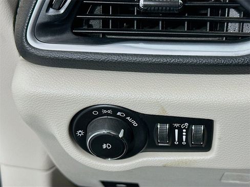 Used 2018 Chrysler Pacifica Limited image 10
