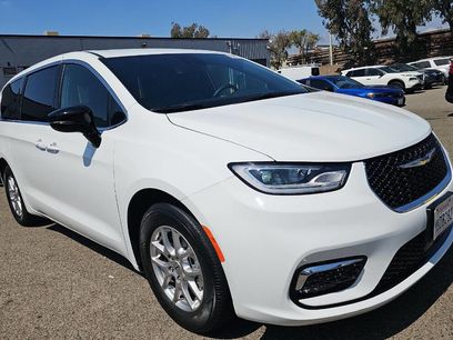 Used 2025 Chrysler Pacifica Select