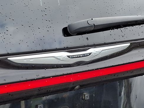 Used 2023 Chrysler Pacifica Touring-L FWD image 30