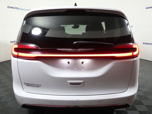 Used 2023 Chrysler Pacifica Touring-L FWD image 7