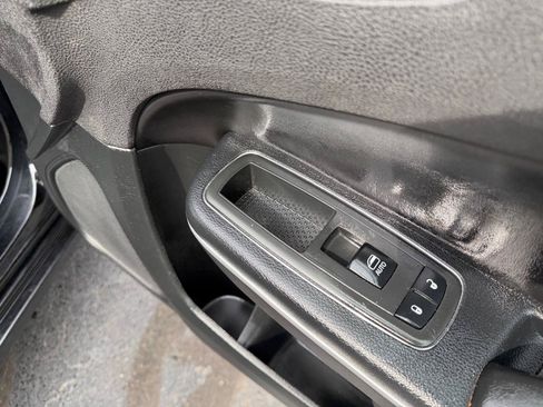 Used 2019 Chrysler 300 Limited RWD image 22