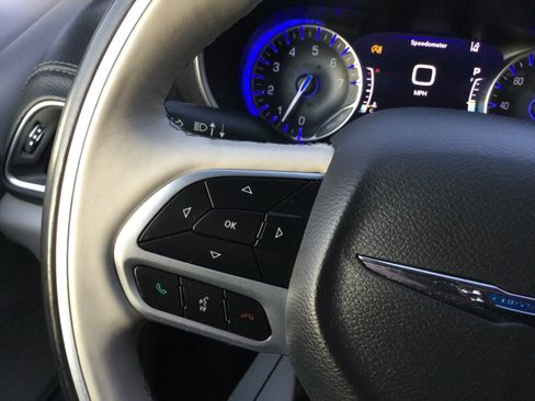 Used 2020 Chrysler Pacifica Limited w/ Advanced Safetytec Group image 17