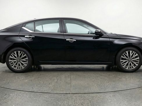Used 2025 Nissan Altima 2.5 SV image 11
