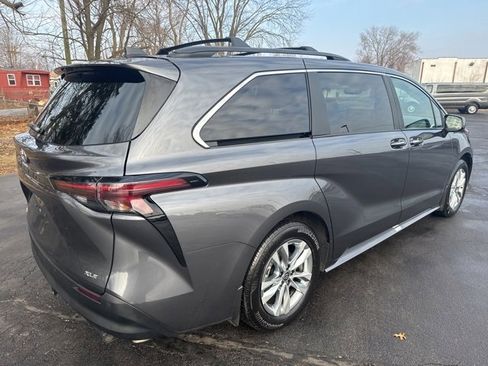 Used 2025 Toyota Sienna XLE image 5