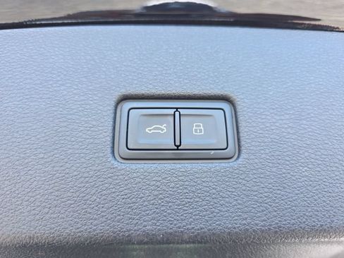 Used 2023 Audi Q8 Prestige AWD/4WD image 31