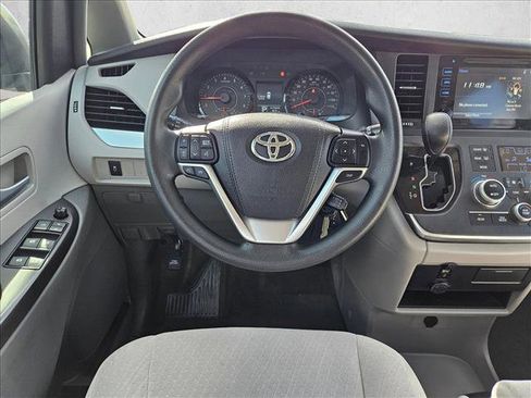 Used 2017 Toyota Sienna LE image 11