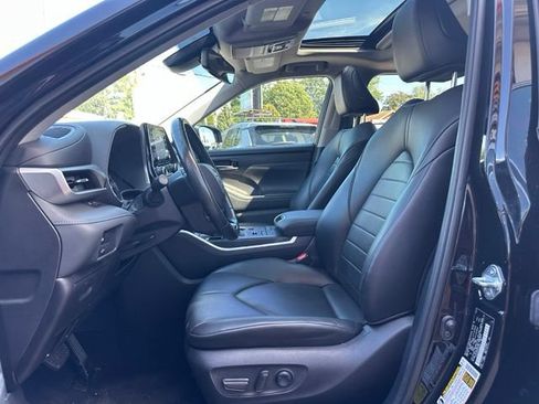 Used 2021 Toyota Highlander XLE AWD/4WD image 10