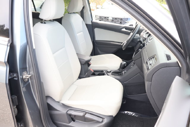 Certified 2020 Volkswagen Tiguan SE w/ Panoramic Sunroof Package AWD/4WD image 21