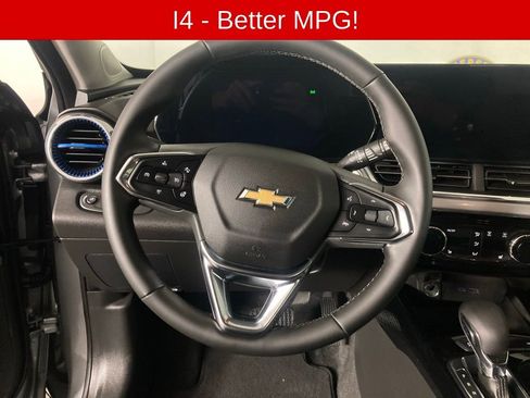 Used 2025 Chevrolet Trax LT w/ Driver Confidence Package image 9