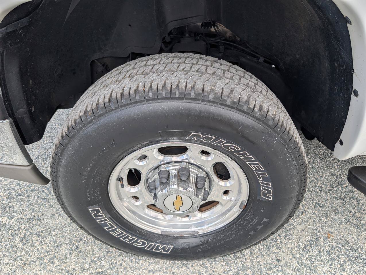 Used 2004 Chevrolet Silverado 2500 LS w/ Skid Plate Package AWD/4WD image 12