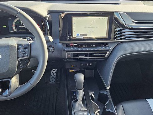 Used 2025 Toyota Camry SE w/ Convenience Package image 8