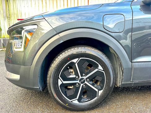 Used 2023 Kia Niro EX w/ EX Cold Weather Package image 18