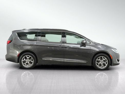 Used 2017 Chrysler Pacifica Limited w/ UConnect Theater Package FWD image 6