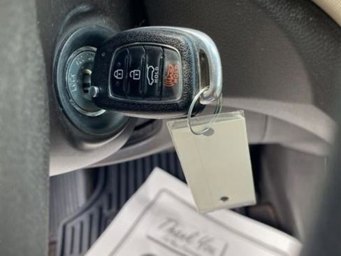 Used 2017 Hyundai Santa Fe SE image 24