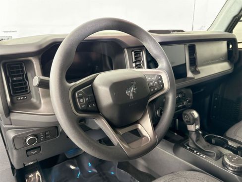 Used 2025 Ford Bronco 4-Door AWD/4WD image 4