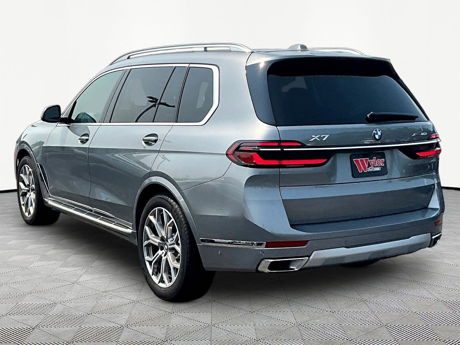 Used 2024 BMW X7 xDrive40i w/ Premium Package AWD/4WD image 4