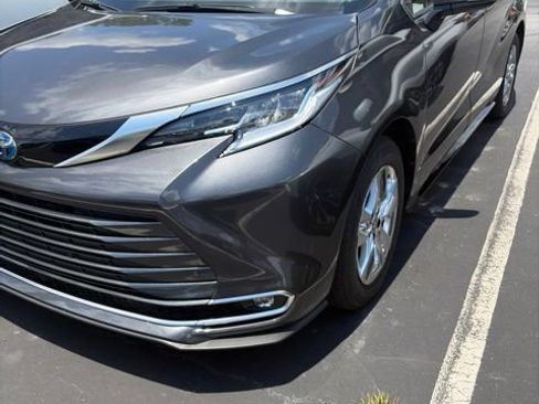 Used 2025 Toyota Sienna Limited FWD image 1