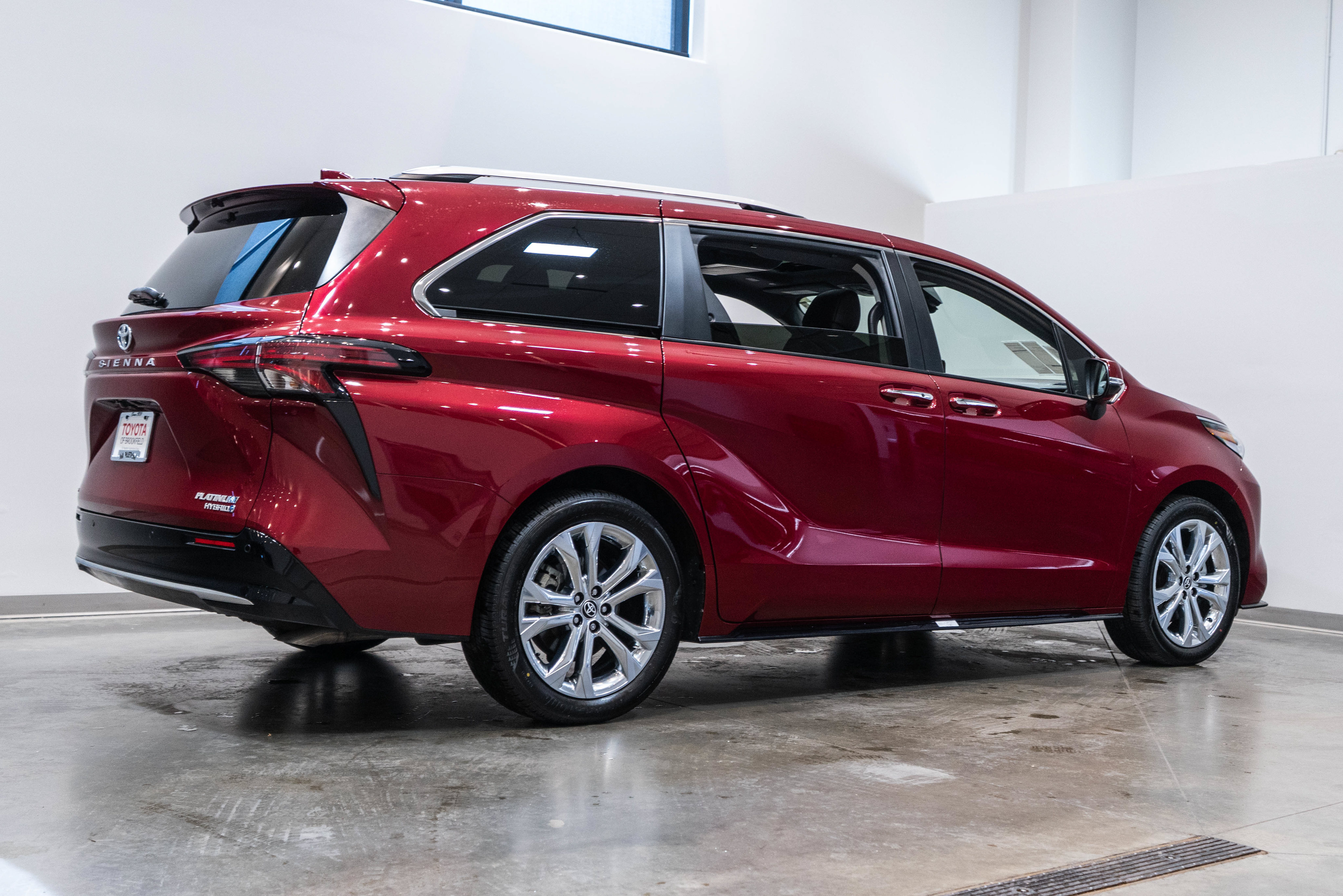 Used 2023 Toyota Sienna Platinum FWD image 9