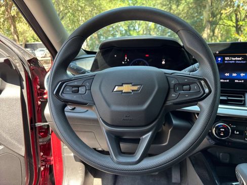 Used 2025 Chevrolet Trax LT FWD image 27