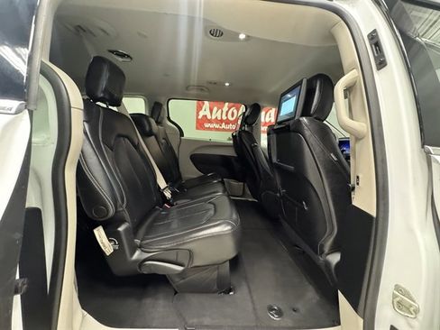Used 2022 Chrysler Pacifica Touring-L w/ Uconnect Theater Family Group image 13