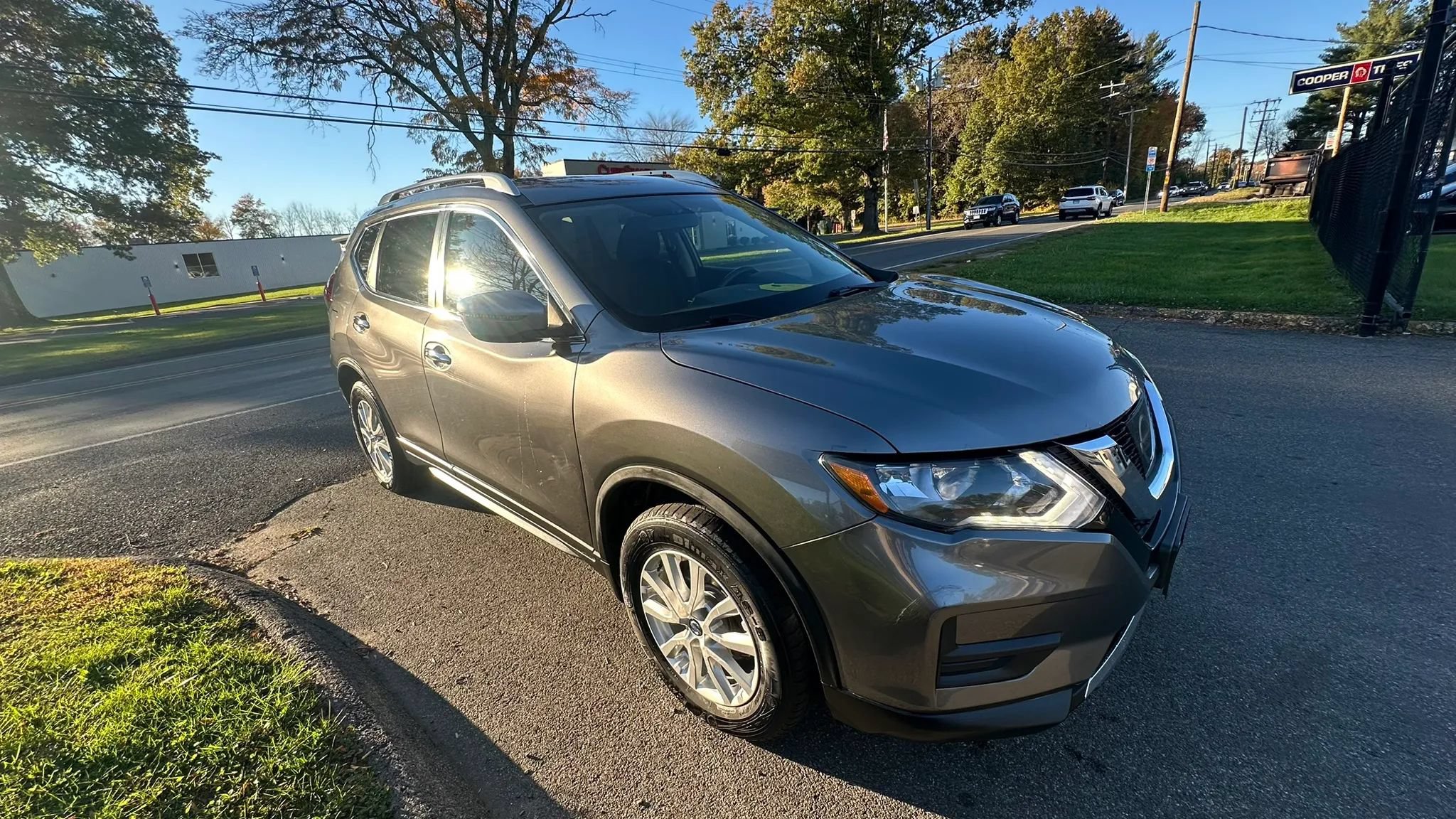 Used 2017 Nissan Rogue SV AWD/4WD image 3